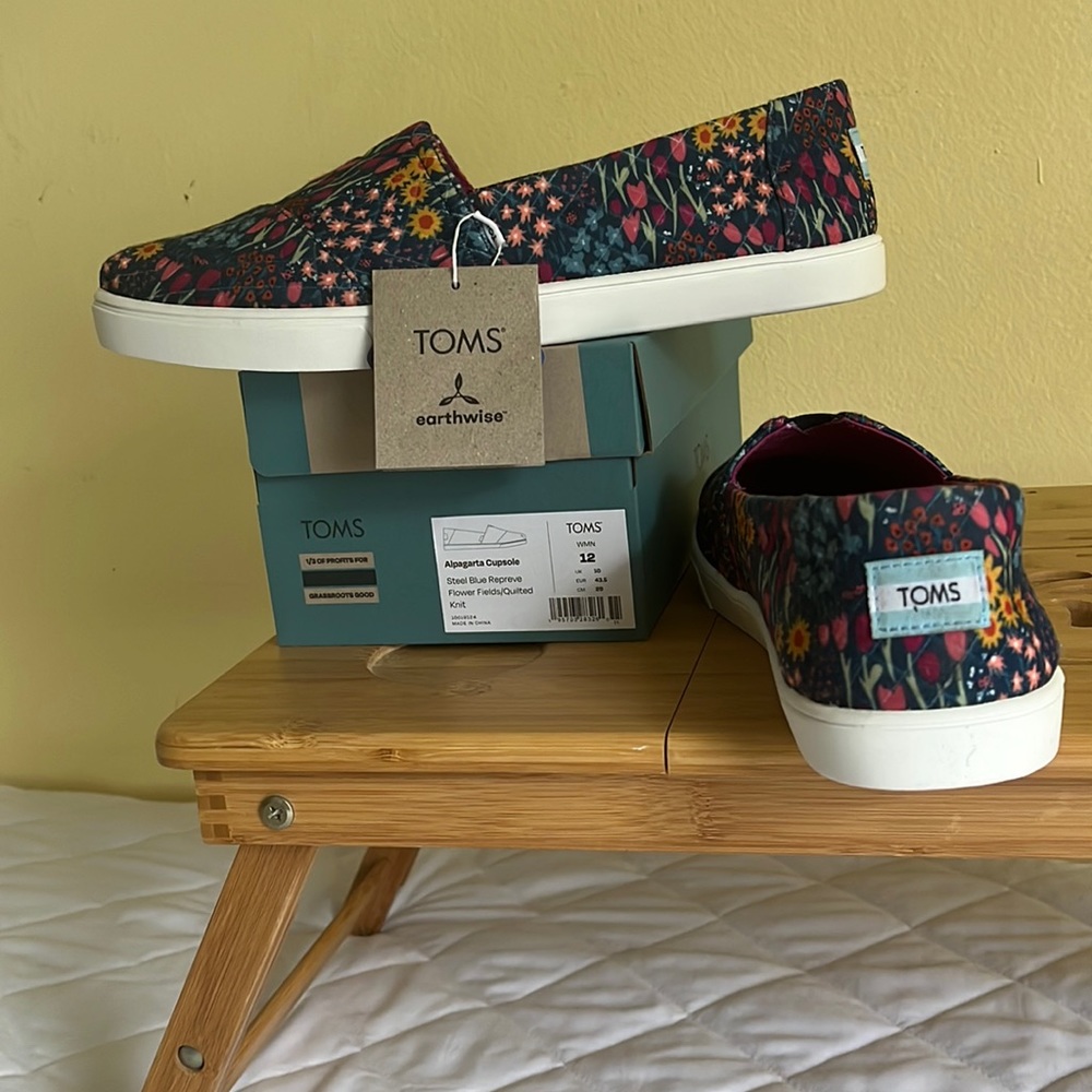 *** NWT  TOMS Navy Floral Ladies Size 12